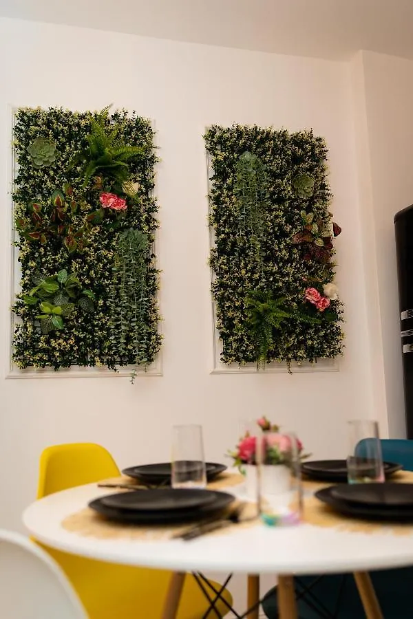 בוקרשט Artsy Riverside Suite - 1Br Amazing Central Apartment רומניה